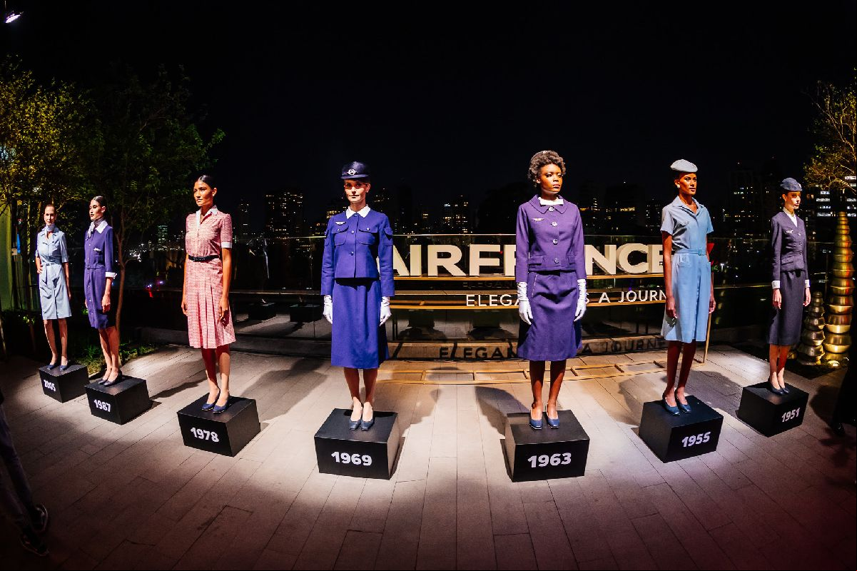 Air  inaugura exposição exclusiva no Brasil com uniformes icônicos e reforça jornada de elegância
