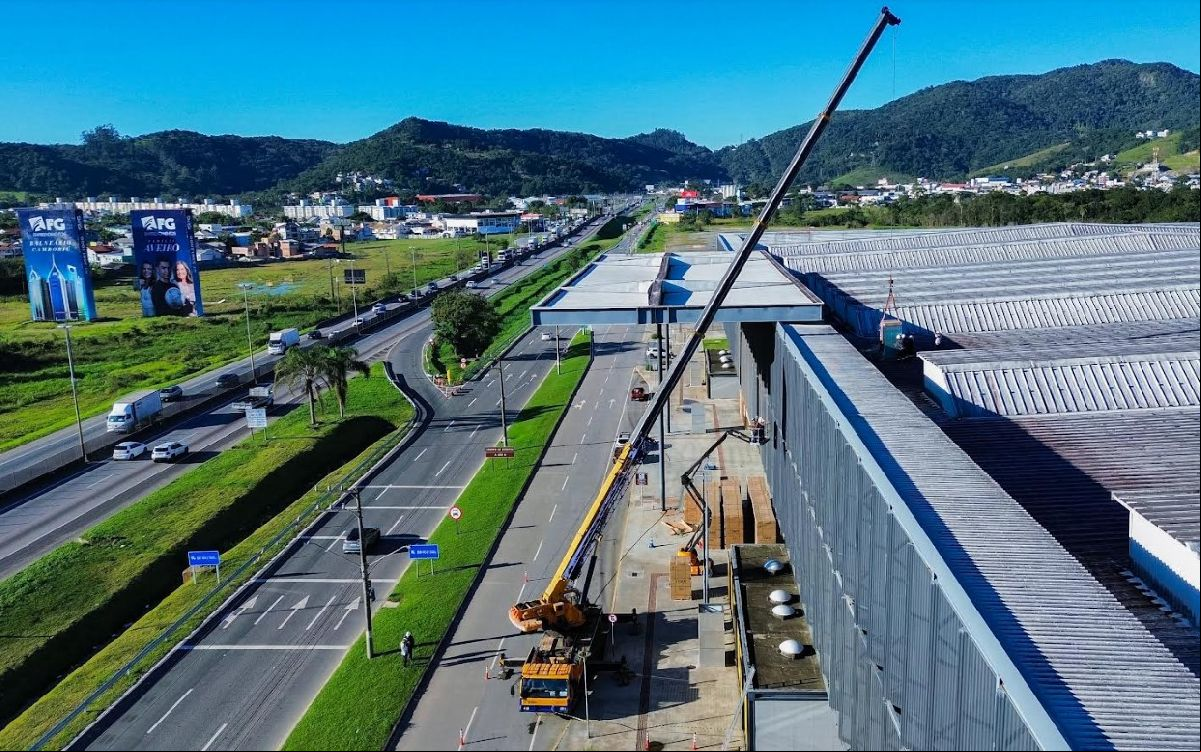 Expocentro inicia instalação das placas fotovoltaicas da maior usina solar em telhado do estado