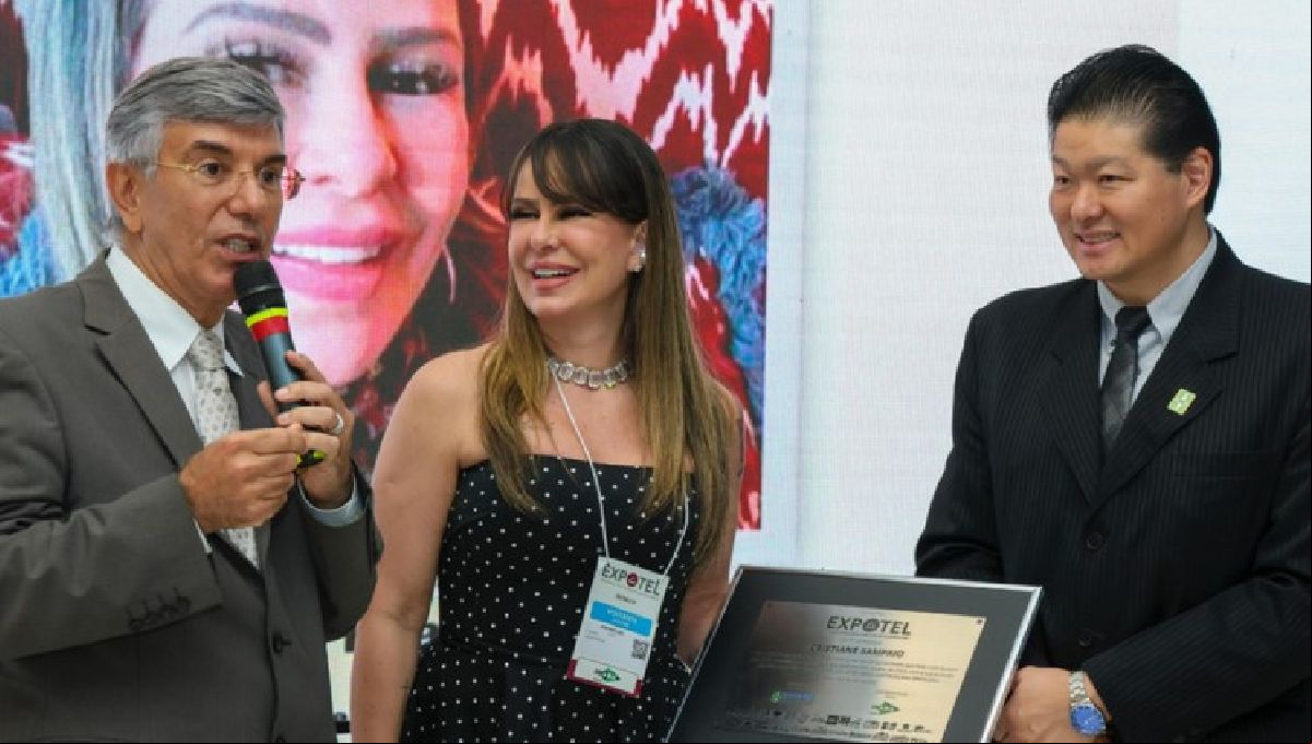 Secretária do Ministério do Turismo é homenageada na Expotel/2025